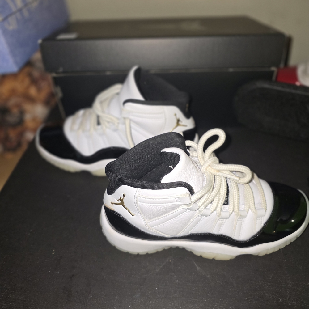 Jordan White and Black Sneakers for Everyday Style